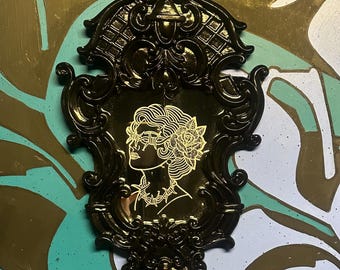 Pequeño espejo antiguo grabado a mano