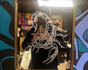 Espejo con escorpión grabado a mano