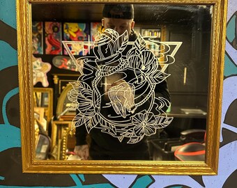 Diente grabado a mano en una botella