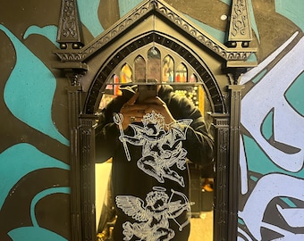 Espejo de catedral con querubines grabados a mano