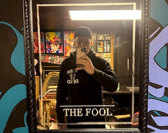 ¡El espejo grabado a mano del tonto!