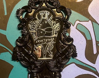 Pequeño espejo antiguo grabado a mano