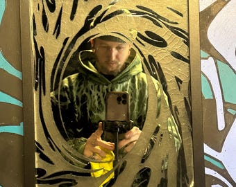 Caja de luz con espejo grabado a mano