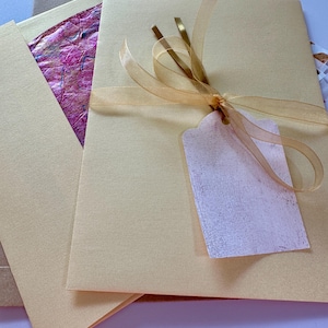 Geschenkverpackung Add-On für 13x18 Collage Papier Sets, Luxe Champagne Gold Umschlag mit Band und handgemachtem Anhänger, wiederverwendbar und bereit zum Verschenken