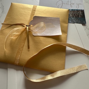 Geschenkverpackung Add-On für 6x6 Papiersets, luxuriöser goldener Umschlag mit Band und handgemachtem Anhänger, wiederverwendbar und bereit zum Verschenken, Geschenkverpackung für Collagenpapier