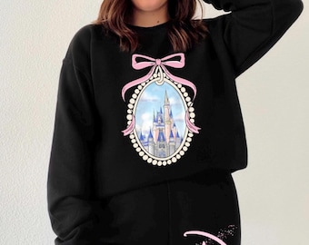 Conjunto deportivo Disney World MK Lounge. Incluye un jersey de cuello redondo y un pantalón deportivo.