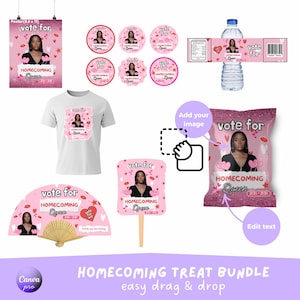 Może przedstawiać: Różowy i biały zestaw słodyczy Homecoming Queen z różnymi przedmiotami. Zawiera plakat, naklejki, etykietę na butelkę wody, koszulkę, wachlarz, znak i torebkę na chipsy. Każdy przedmiot zawiera zdjęcie kobiety i napis "vote for Homecoming Queen".