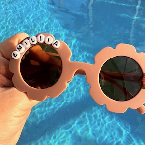 Personalized Flower Name Sunglasses – Retro Toddler & Baby Shades – Custom Groovy Daisy Glasses – Goody Bag Gift – Kids Custom Name Gift
