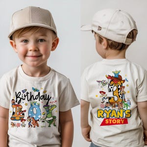 Può includere: Una t-shirt beige con una stampa grafica dei personaggi di Toy Story e il testo Birthday Boy sul davanti, e un grande numero tre con personaggi e il testo Ryan's Story sul retro, abbinata a un cappellino da baseball beige tinta unita.