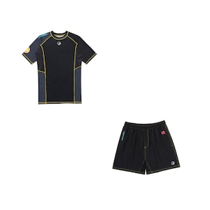 Könnte beinhalten: Ein schwarzes Sport-Set aus Shirt und Shorts. Das Shirt hat gelbe Nähte und Akzente, mit einem Logo auf der Brust. Die Shorts haben ebenfalls gelbe Nähte und ein Logo. Das Set ist für sportliche Aktivitäten konzipiert.