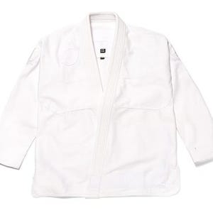 以下が含まれることがあります： 白い武道着、おそらく道着が白い背景に表示されています。 ジャケットはVネックで、縫い目が補強されており、胸と肩に小さなロゴが付いています。 袖は長く、丈夫な生地で作られているようです。