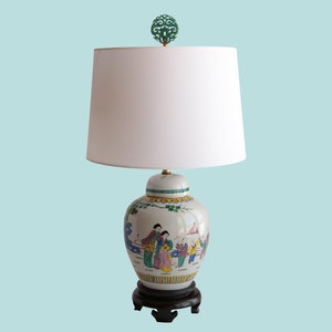 Lámpara de mesa de tarro de jengibre chino - Single Complete Chinese Republic Era Porcelain Table Lamp con remate de jade tallado y sombra
