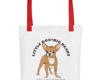 Könnte beinhalten: Weiße Tragetasche mit roten Griffen. Sie zeigt eine braune Chihuahua-Illustration und den Text "LITTLE DOG BIG HEART" über dem Hund, mit "that's my chihuahua" darunter. Ein praktisches und stilvolles Accessoire.
