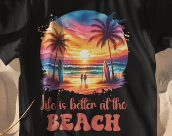 Maglietta "La vita è migliore in spiaggia" - Maglietta grafica "Summer Vibes", Outfit per vacanze costiere, Regalo per gli amanti dell'oceano, Maglietta con citazione sulla spiaggia, Amante dell'aria aperta