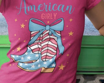 Maglietta grafica con stivali da cowboy, maglietta da ragazza americana, maglietta patriottica rossa, bianca e blu, maglia unisex, abbigliamento country western, maglietta con orgoglio USA