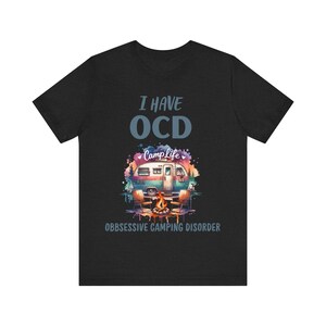 Camp Life Tee - Jag har OCD (tvångsmässig campingstörning) - Unisex kortärmad T-shirt för friluftsentusiaster, campinggåvor, resor