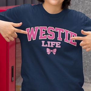 ウェスティ・ドッグ・ママのコンフォートカラーシャツ、面白いウエストハイランドテリアTシャツ、ウェスティ愛好家へのギフト、かわいい犬の飼い主シャツ、ウェスティの飼い主グラフィックTシャツ