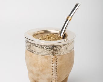 Taza de mate fina personalizada - Cuero color marfil - Calabaza grabada a mano - Regalo argentino - Plata alemana