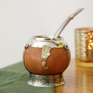 Elegant Argentine Mate Cup – Gourd & German Silver with Argentina Charm | Handmade Collector’s Piece | Premium Gift for Mate Lovers