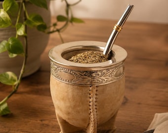 名入れ可能な高級マテ茶カップ - アイボリーレザー - 手作りのひょうたん型、彫刻入り、アルゼンチンギフト、ジャーマンシルバー製