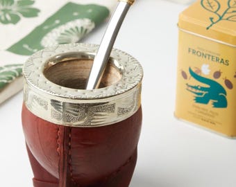 ドイツ銀製の脚が付いた名入れマテ茶用ひょうたん、手作りの革製マテ茶