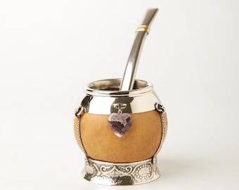 Handmade Yerba Mate Cup – Natural Gourd with Amethyst Heart Charm | Unique Gift from Argentina