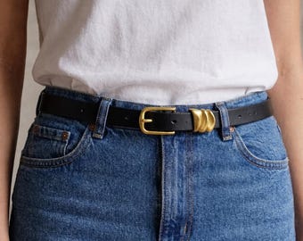 Ceinture en cuir noire avec finitions dorées