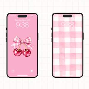Könnte beinhalten: Zwei Handy-Bildschirm-Mockups mit rosa Hintergründen. Das linke Handy hat einen rosa Hintergrund mit einer weißen Schleife und zwei roten Kirschen. Das rechte Handy hat ein rosa-weißes Karomuster.