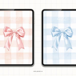 Puede incluir: Dos maquetas de pantalla de tableta digital con un fondo de patrón de cuadros. La pantalla de la izquierda tiene un lazo rosa y la pantalla de la derecha tiene un lazo azul. Ambas pantallas muestran la hora 4:22.