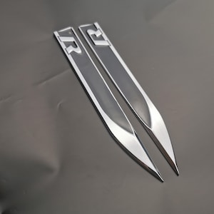Svart kromad sidovinge-emblemsats R 148x18mm