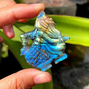 手彫りのラブラドライト製亀の置物（ブルーフラッシュ付き