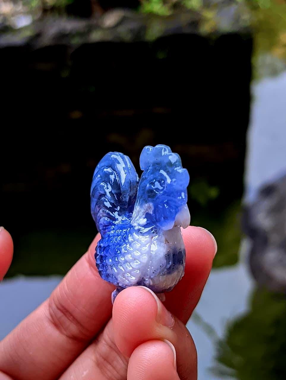 手彫りの青い宝石の雄鶏：天然水晶の置物 - Etsy 日本