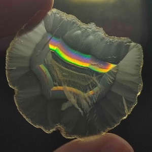 Cabochon d'agate iris 32 x 27 x 2 mm, agate iris arc-en-ciel, pierre précieuse d'agate naturelle, reflets multicolores arc-en-ciel, pierre pour la création de bijoux