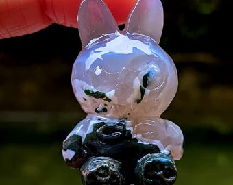 Figura de labubu de ágata musgosa tallada a mano: juguete de piedra preciosa natural