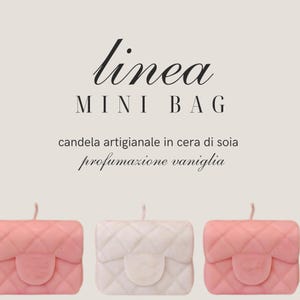 Può includere: Candele a forma di mini borsa, rosa e bianche. Le candele sono fatte di cera di soia e hanno un profumo di vaniglia. L'immagine include il testo "linea MINI BAG" e testo in italiano.
