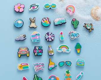 Juego de 30 colgantes Crocs: colgantes para zapatos de playa de verano, una bonita mezcla de iconos