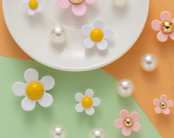 Juego de 28 adornos para Crocs: adornos para zapatos con margaritas perladas y adornos para zuecos con flores rosas y blancas.