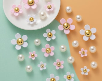 Juego de 28 adornos de flores para zapatos, margaritas rosas y blancas con perla, ideales para Crocs, zuecos y sandalias.