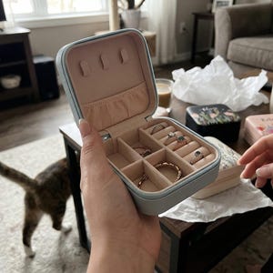以下が含まれることがあります： 高さと形が異なる3つのセラミック花瓶のセット。花瓶はマットな白で仕上げられており、ミニマリストな美学を提供しています。一番高い花瓶は約25cmです。