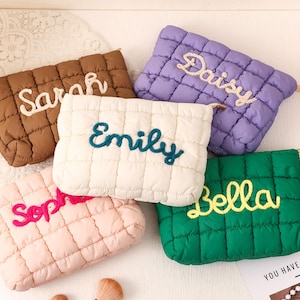 Bestickte gesteppte Make-up-Tasche mit individuellem Namen, Kissen-Etui für Frauen, Brautjungfer & Reisegeschenk