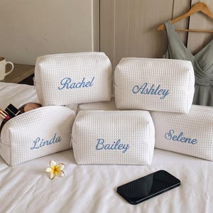 Pochette cosmetica ricamata a nido d'ape: Pochette per il trucco personalizzata per damigella d'onore, regalo per addio al nubilato, trousse con monogramma, regalo per lei, borsa da viaggio