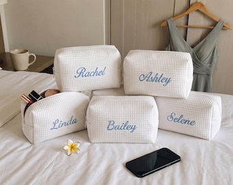 Geborduurde make-uptas met wafel: gepersonaliseerde make-uptas bruidsmeisje, bruidsdouchecadeau, monogram toilettas, cadeau voor haar, reistas