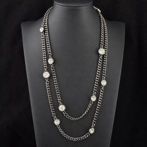 Vintage Givenchy Långt Kristallhalsband med Kedja i Gunmetal-ton – Signerad 89 cm