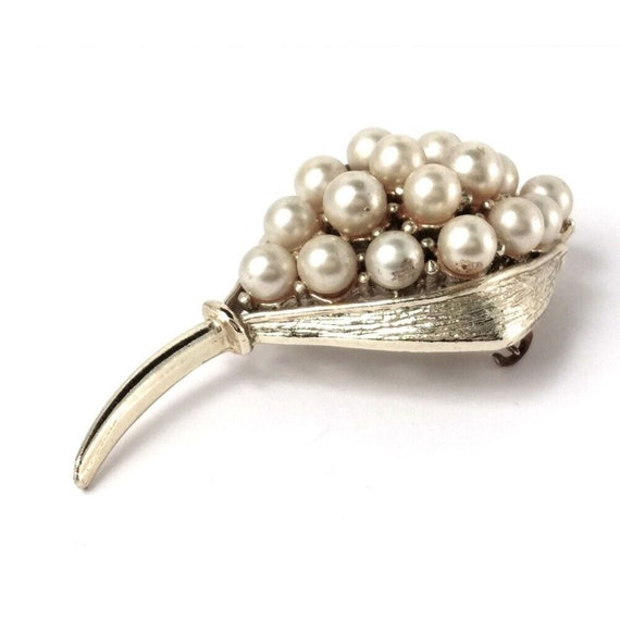 Vintage Faux Pearls Pin, Graceful Flower Brooch, … - image 3