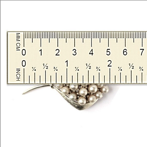 Vintage Faux Pearls Pin, Graceful Flower Brooch, … - image 9