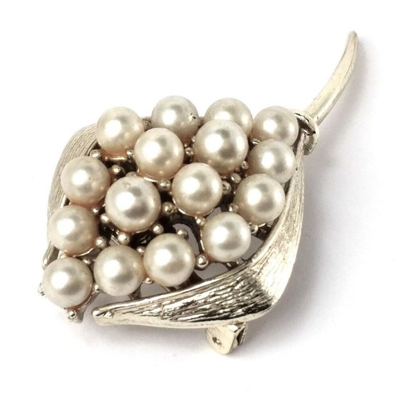Vintage Faux Pearls Pin, Graceful Flower Brooch, … - image 5