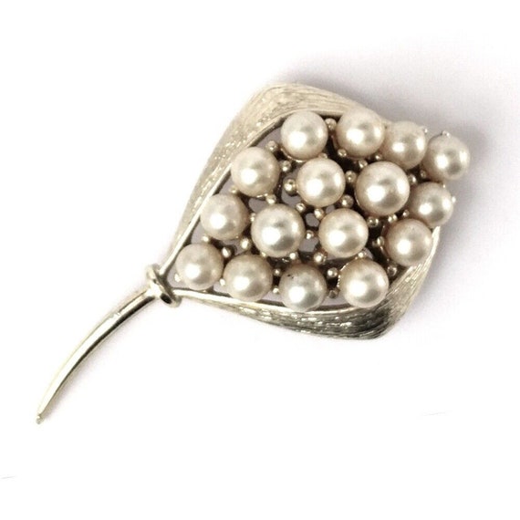 Vintage Faux Pearls Pin, Graceful Flower Brooch, … - image 1