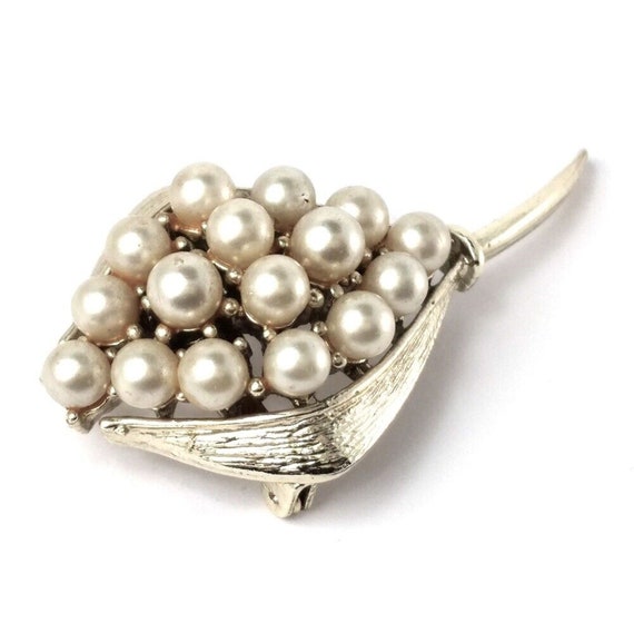 Vintage Faux Pearls Pin, Graceful Flower Brooch, … - image 6