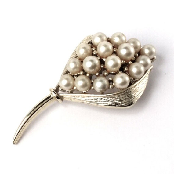 Vintage Faux Pearls Pin, Graceful Flower Brooch, … - image 2