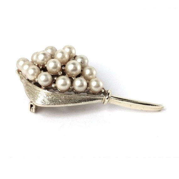 Vintage Faux Pearls Pin, Graceful Flower Brooch, … - image 4